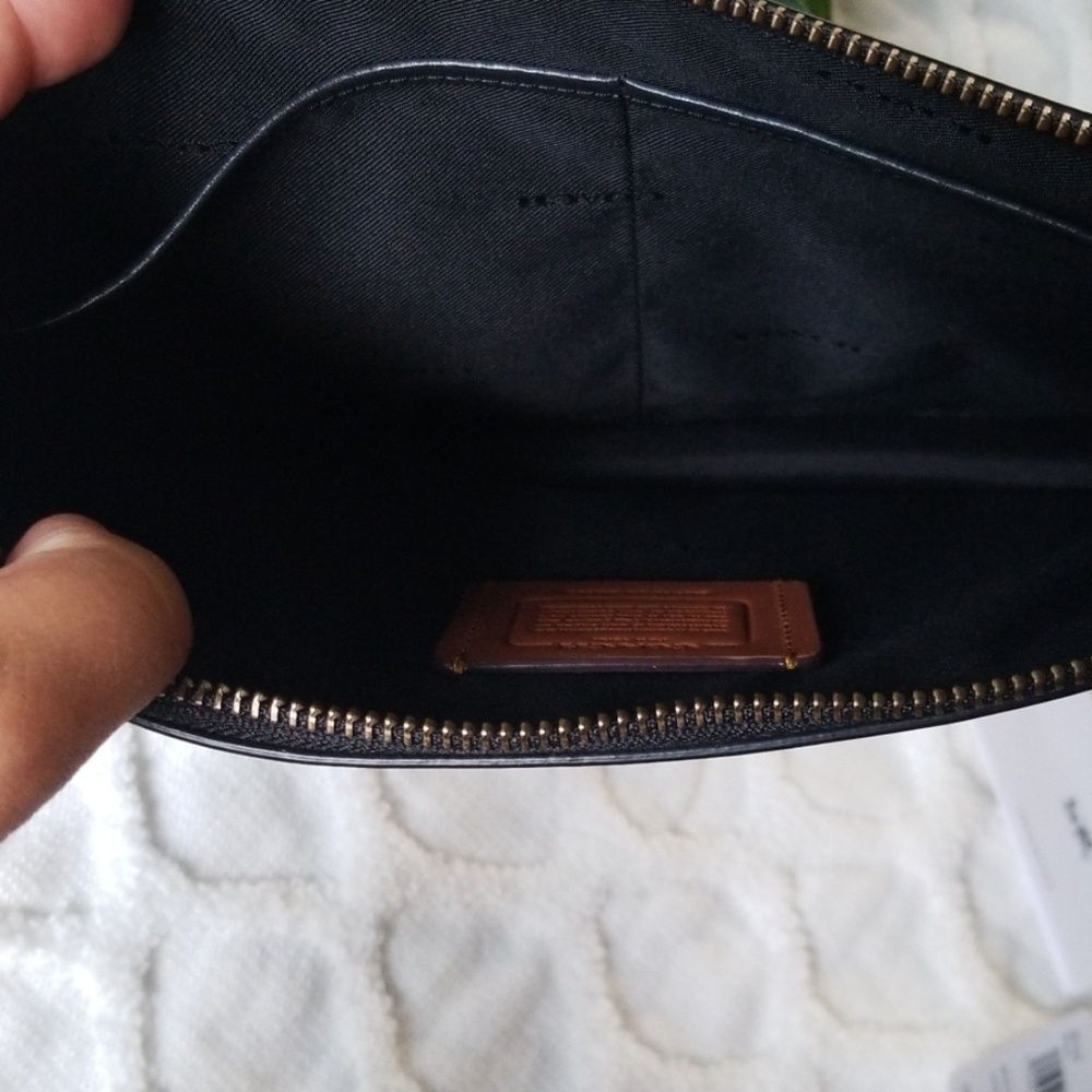 Coach Manhattan Pouch in all black - Picture 3 of 10